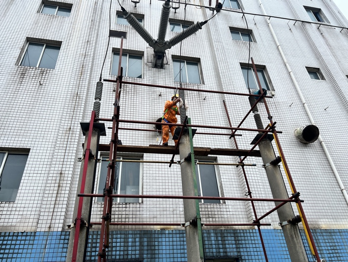 弘旭公司完成110KV納化線避雷器清潔檢查(圖1) 弘旭公司完成110KV納化線避雷器清潔檢查(圖1)