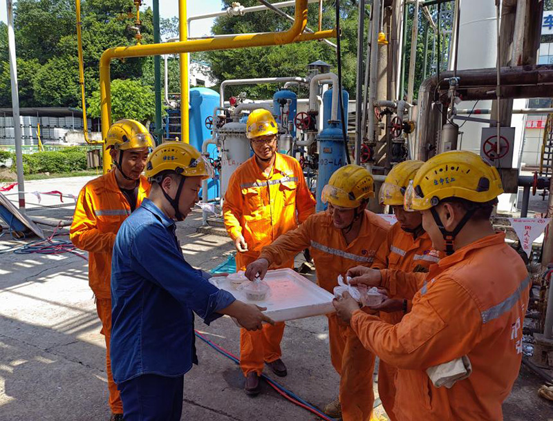 高溫慰問送清涼 情系一線暖人心——弘旭公司黨委開展現場送清涼活動(圖1)