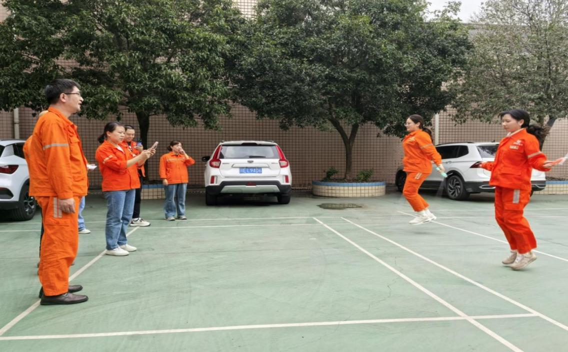 光芒四射，繩彩飛揚(yáng) ——弘旭公司工會開展秋季跳繩活動(圖1)