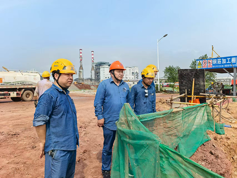 陳懋金到弘旭公司舊箱涵項目部指導工作(圖1)