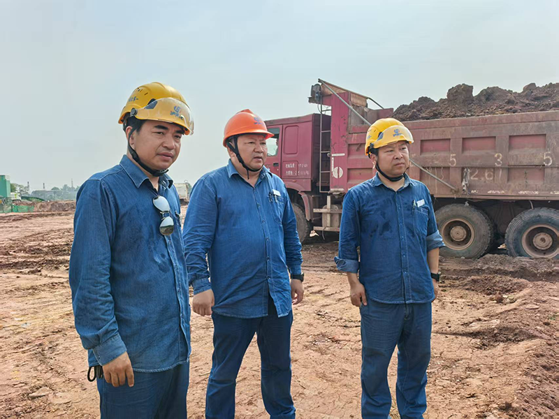 陳懋金到弘旭公司舊箱涵項目部指導工作(圖2)