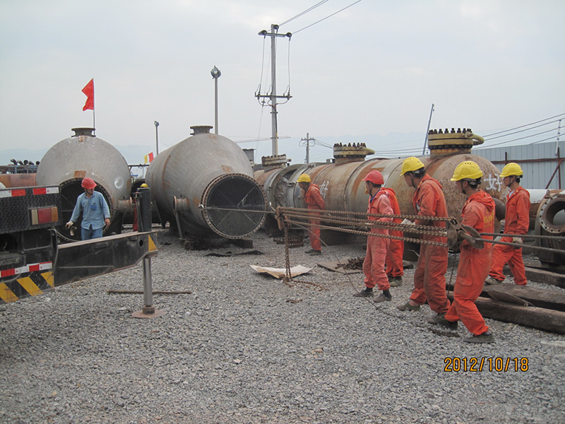 齊心協(xié)力，換熱器管束抽芯(圖1)